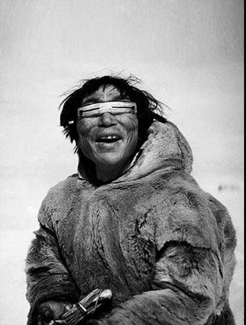 Un inuit con sus características gafas de sol. 