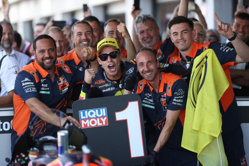 Augusto Fernández celebra junto a su equipo la victoria conseguida en el Gran Premio de Gran Bretaña.