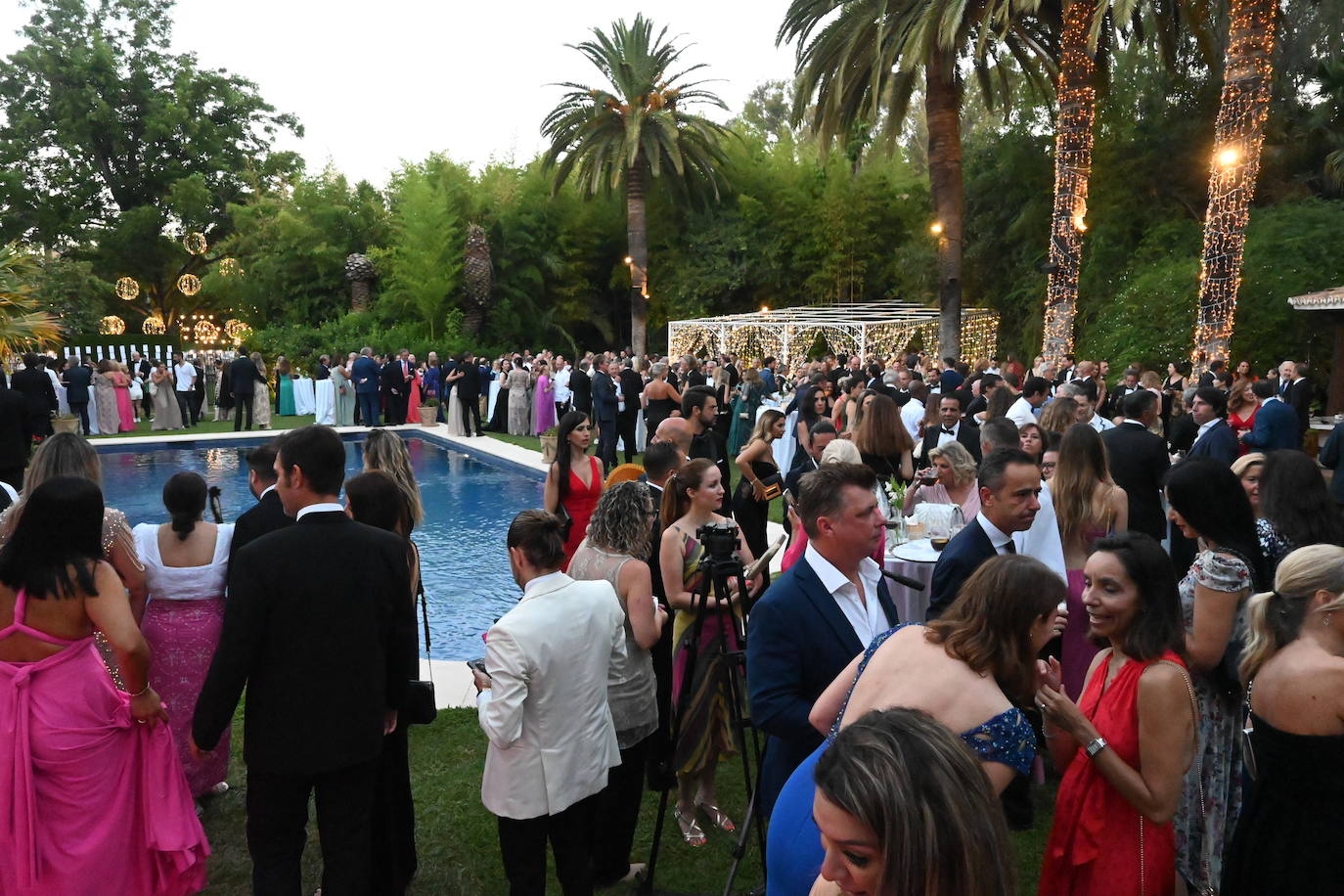 La Cena de Gala de la Asociación Española Contra el Cáncer de Marbella ha regresado por todo lo alto reuniendo a más de 500 personas en la Finca de La Concepción para apoyar la labor de este colectivo que atiende a los pacientes que padecen esta enfermedad y a sus familias