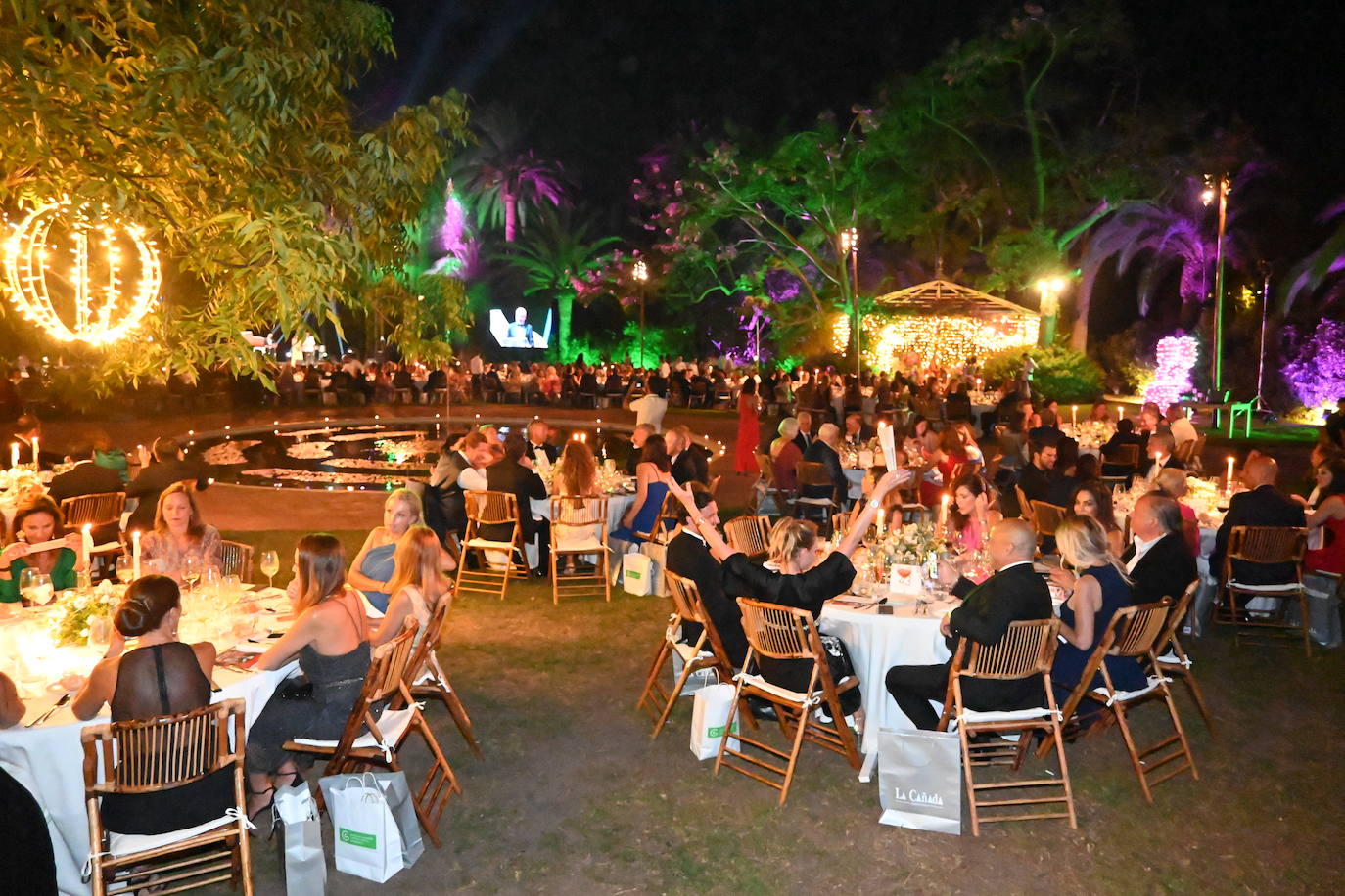 La Cena de Gala de la Asociación Española Contra el Cáncer de Marbella ha regresado por todo lo alto reuniendo a más de 500 personas en la Finca de La Concepción para apoyar la labor de este colectivo que atiende a los pacientes que padecen esta enfermedad y a sus familias