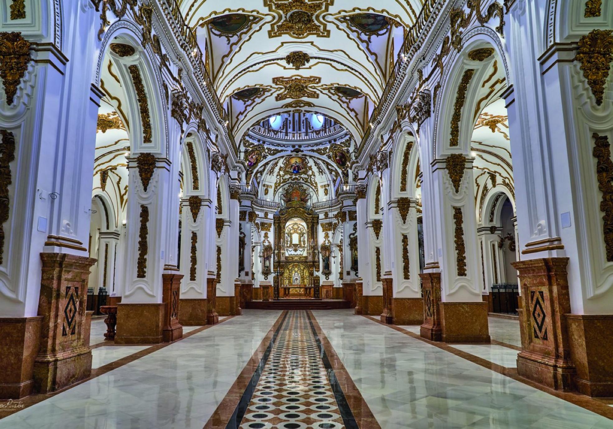 Interior de la parroquia
de los Santos Mártires de
la capital, recién
restaurada. sur