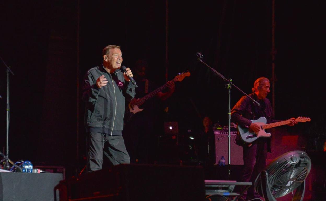 La banda, junto a Ali Campbell, anoche sobre el escenario del Marbella Arena. 