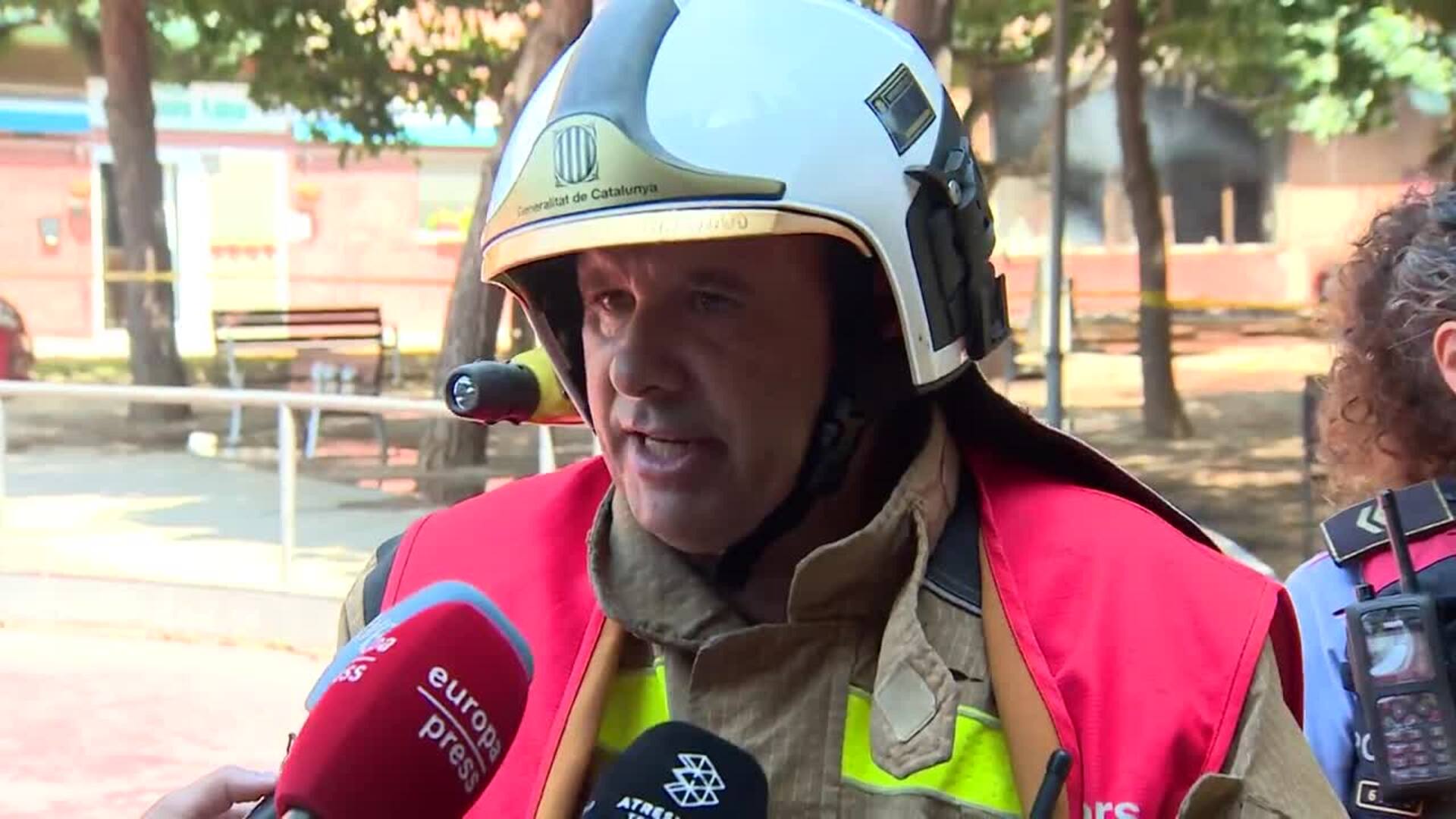 Más de 50 afectados por un incendio en un local de Sant Adrià del Besòs