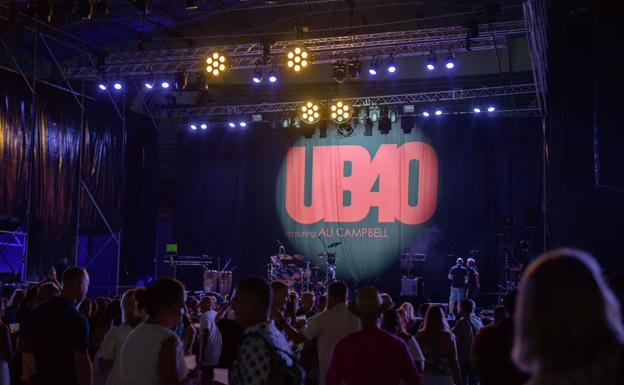 Imagen principal - El reggae de UB40 convierte el Marbella Arena en una plaza jamaicana