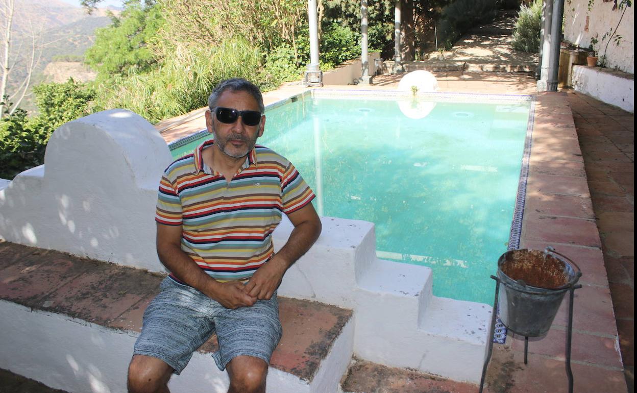 Salesi en la Bodega Descalzos Viejos, al frente de la que está junto con su socio Francisco Retamero. 