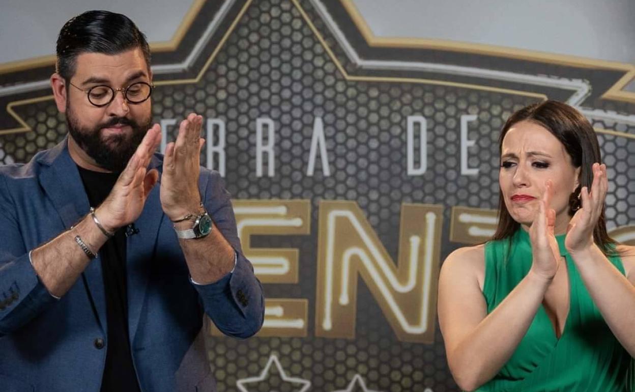 Manu Sánchez con la artista rondeña María Villalón, en el programa de televisión de Canal Sur, Tiera de talento.