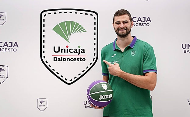 Kravish, junto al escudo del Unicaja. 