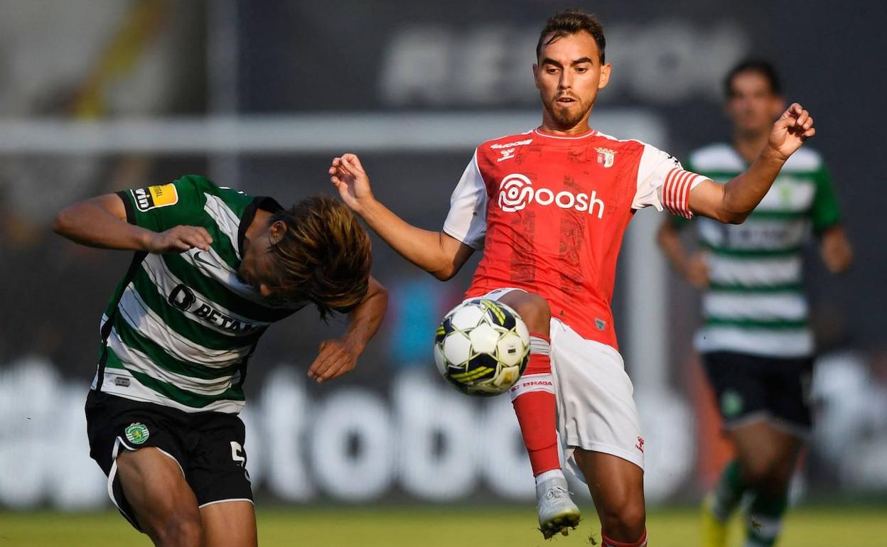 Horta intenta golpear el balón en un partido con el Sporting de Braga. 
