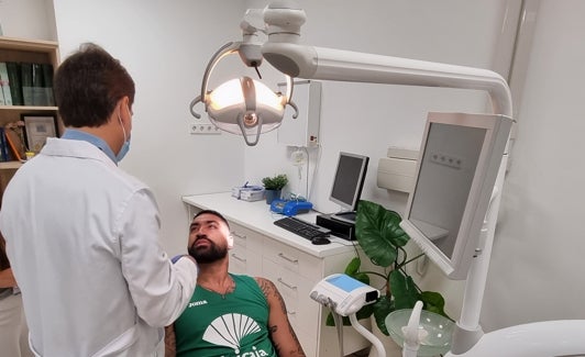 Augusto Lima, ayer en plena revisión odontológica. 