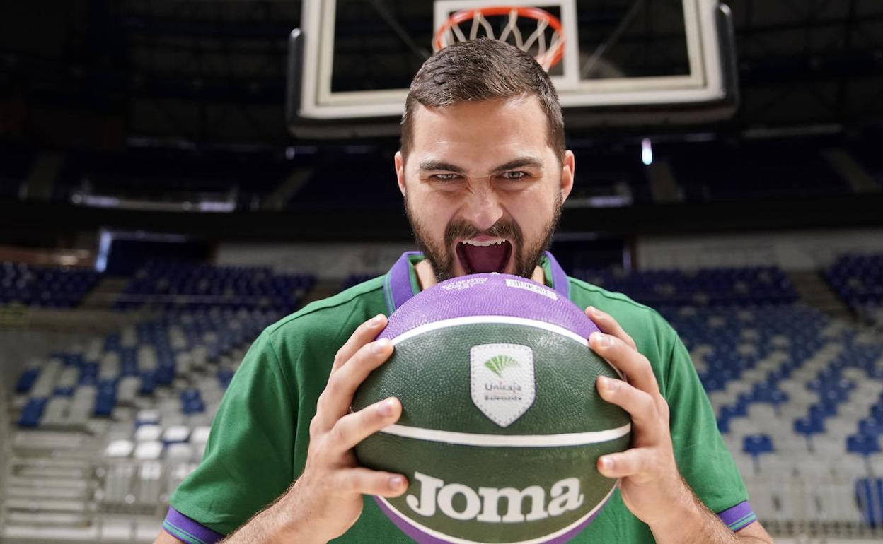 David Kravish, en un gesto de hambre con el balón en la pista del Martín Carpena. 