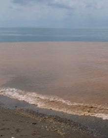 Imagen secundaria 2 - Tres imágenes del vertido de aguas sucias a la playa situada frente al Castillo del Marqués en Valle-Niza. 