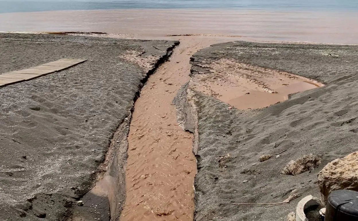 Denuncian un vertido de aguas sucias en la playa veleña de Valle-Niza |  Diario Sur