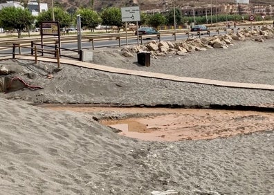 Imagen secundaria 1 - Tres imágenes del vertido de aguas sucias a la playa situada frente al Castillo del Marqués en Valle-Niza. 