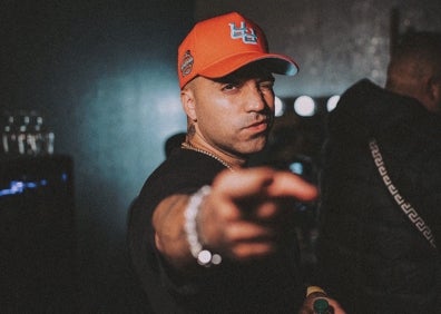 Imagen secundaria 1 - Saox, junto al Billboard que ganó con Tory Lanez; Álvaro Jerez, en una pose característica, y en un partido de baloncesto.