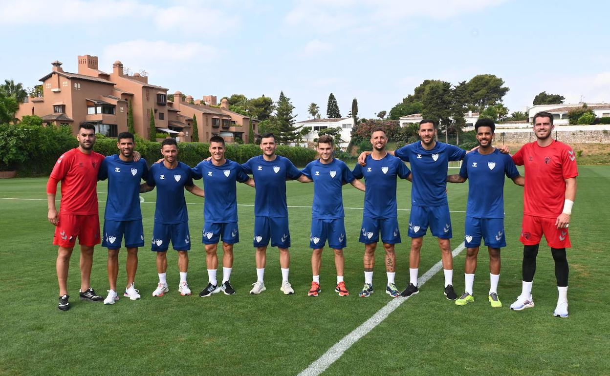 Estos son los diez fichajes del Málaga, de izquierda a derecha y de arriba a abajo: Manolo Reina, Juanfran, Rubén Castro, Bustinza, Álex Gallar, Febas, Fran Sol, Esteban Burgos, Ramalho y Rubén Yáñez. 