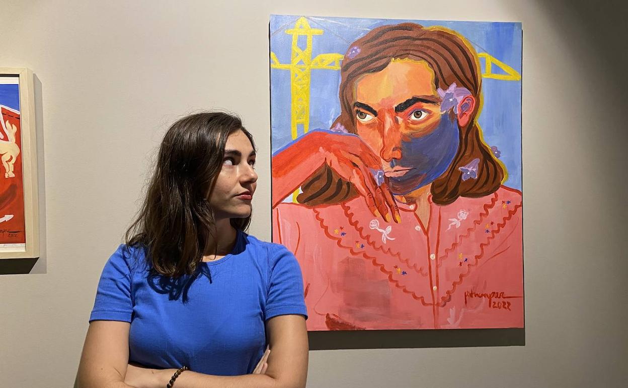 La artista malagueña Patrica Paz posa con una de sus obras en COEO House. 