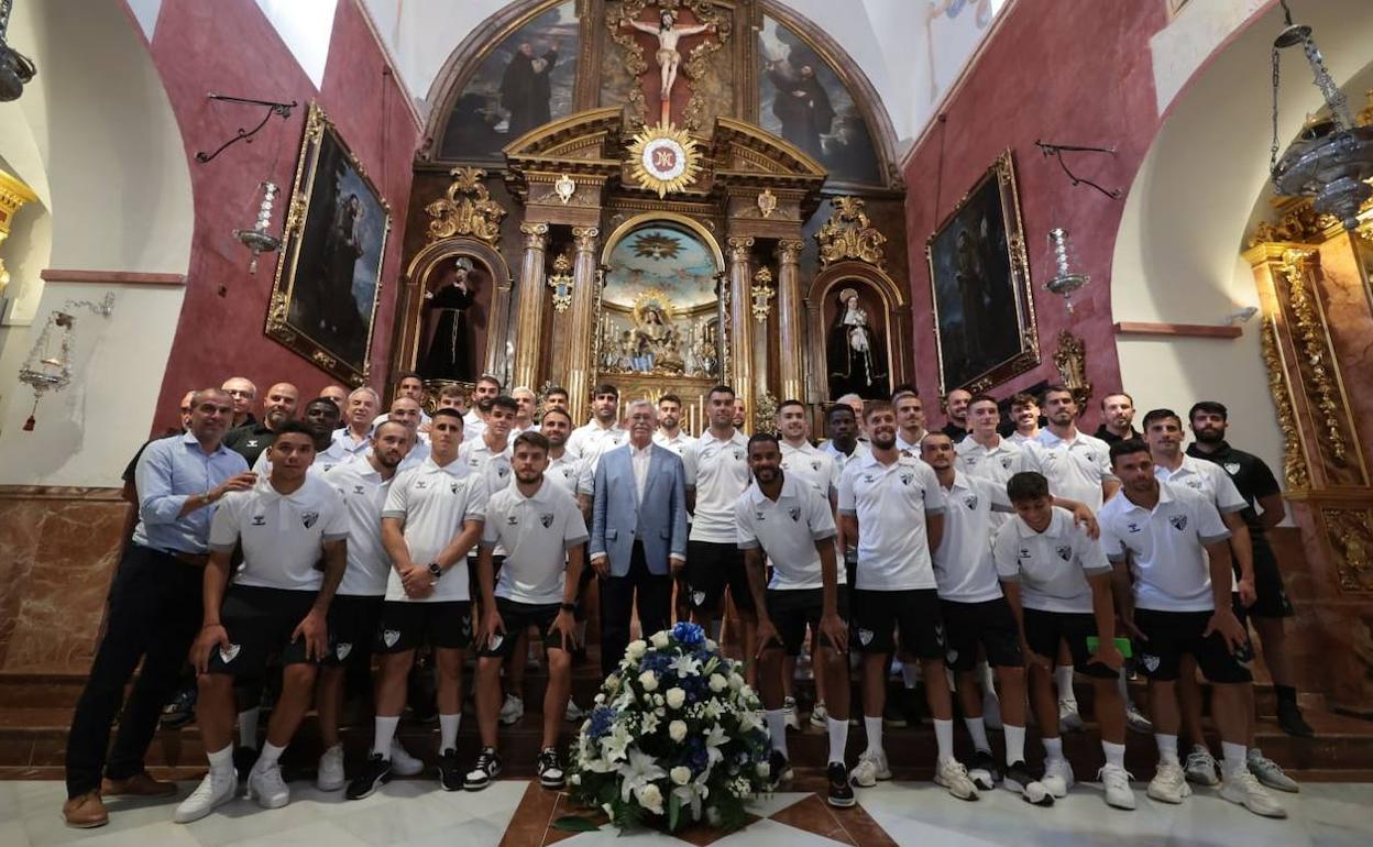 Imagen del grupo en la ofrenda a la Divina Pastora. 