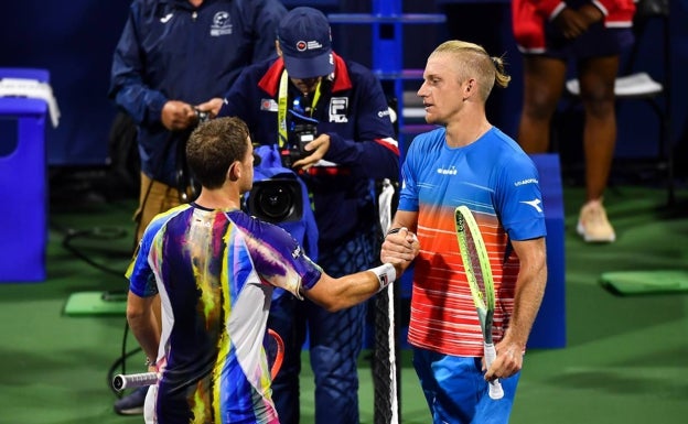 El saludo final entre los dos jugadores, con la felicitación de Davidovich a Schwartzman, al termino del partido. 