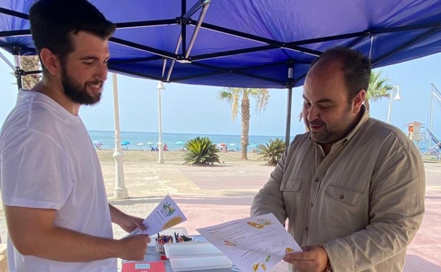 El concejal de Sostenibilidad Medioambiental, Borja Ortiz, en la carpa instalada en el paseo marítimo. 