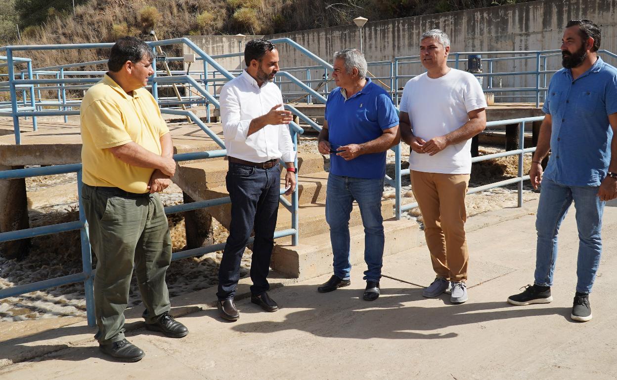 Daniel Pérez y Alejandro Herrero, este jueves en la depuradora de Frigiliana. 