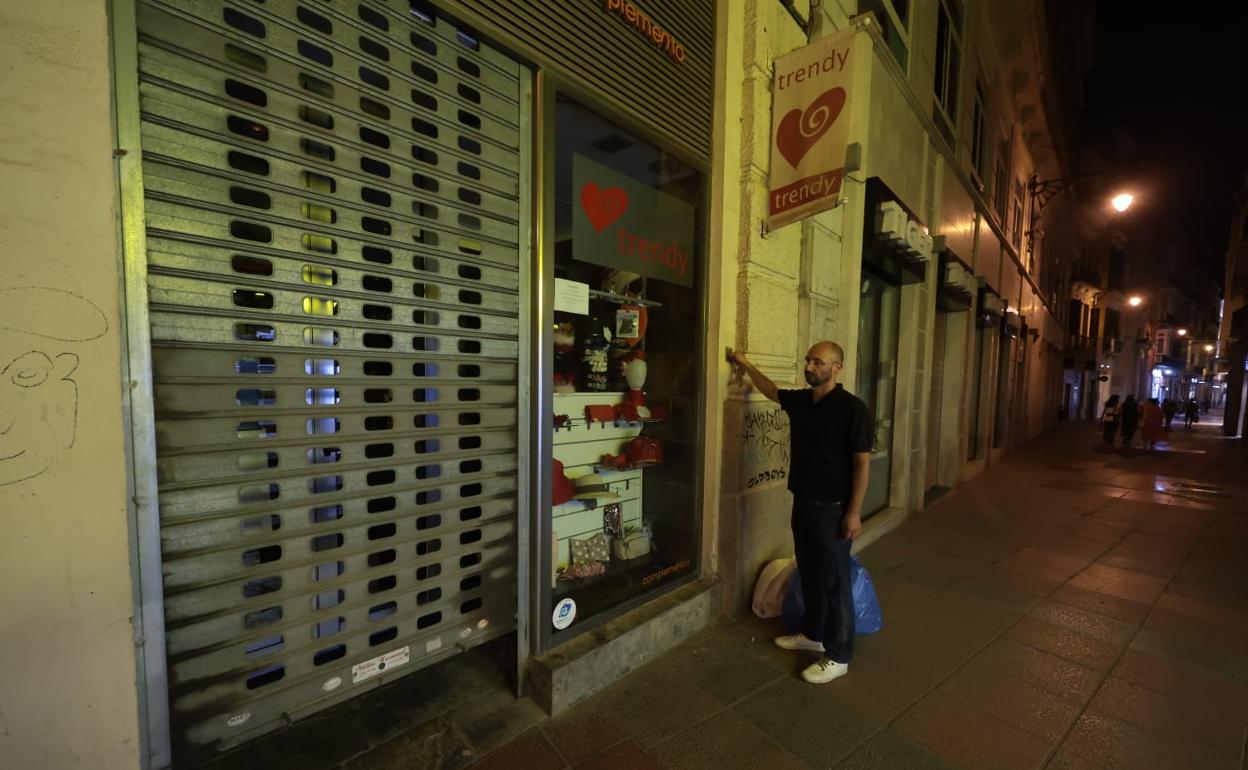 Los comercios deben apagar sus escaparates a partir de las 22.00 horas. 