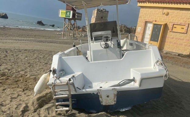 Imagen principal - En la imagen de arriba, la embarcación varada en la playa de Casares; abajo a la izquierda, la nave tras ser remolcada y, a la derecha, la parte del motor precintada por la Guardia Civil. 