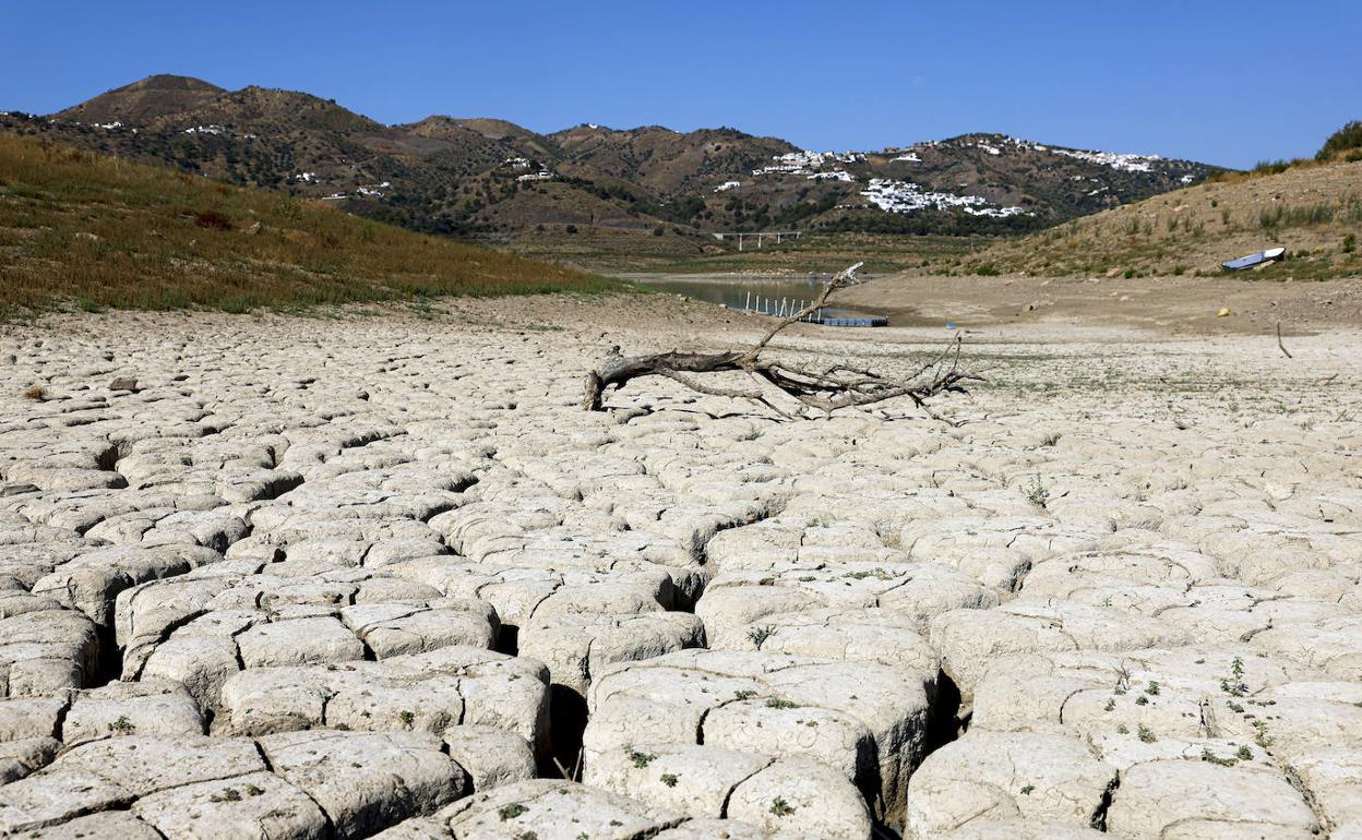 El embalse de La Viñuela está bajo mínimos. 