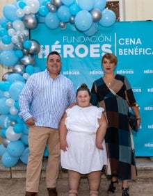 Imagen secundaria 2 - En la primera, Representantes de Asociación Amapyp, Francisco Cumpián, Genoveva y Mercedes González y el presidente de AD Malaga Accesible, Alfredo de Pablos. En la segunda, Manolo Salazar, Mª Paz Carrillo de Albornoz, Angie Palacios y Martín Cárdenas. En la última, Iván Vázquez, Laura García y Carmen Vázquez.