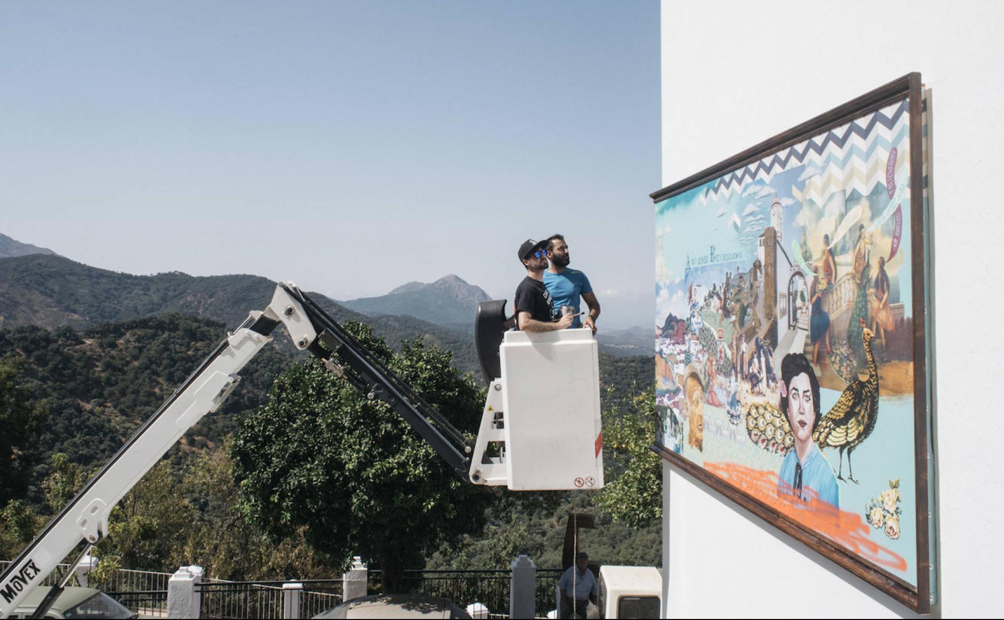 El mural de Julio Falagán ya luce en la avenida de Estepona, una de las vías de acceso a Genalguacil. 