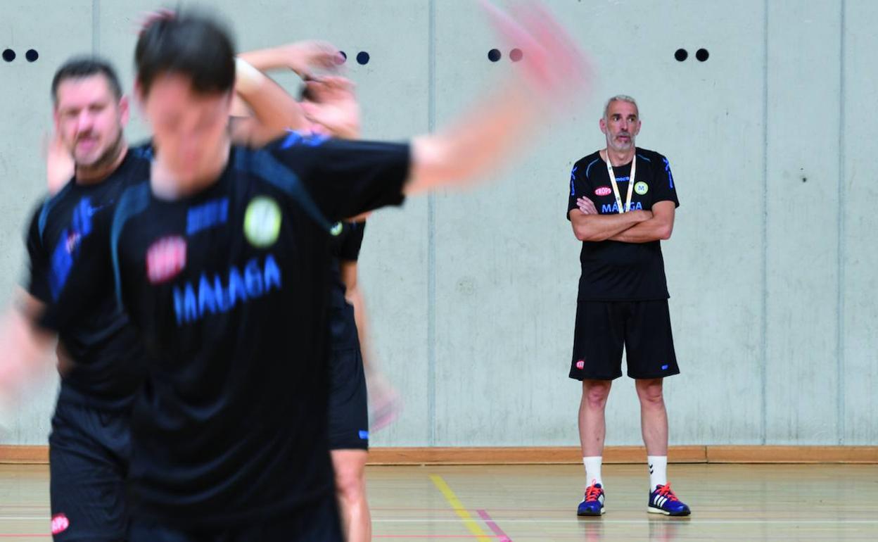 Quino Soler supervisa un entrenamiento del equipo. 