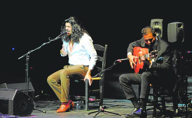 La magia y el poderío de Israel Fernández pusieron en pie al público. a