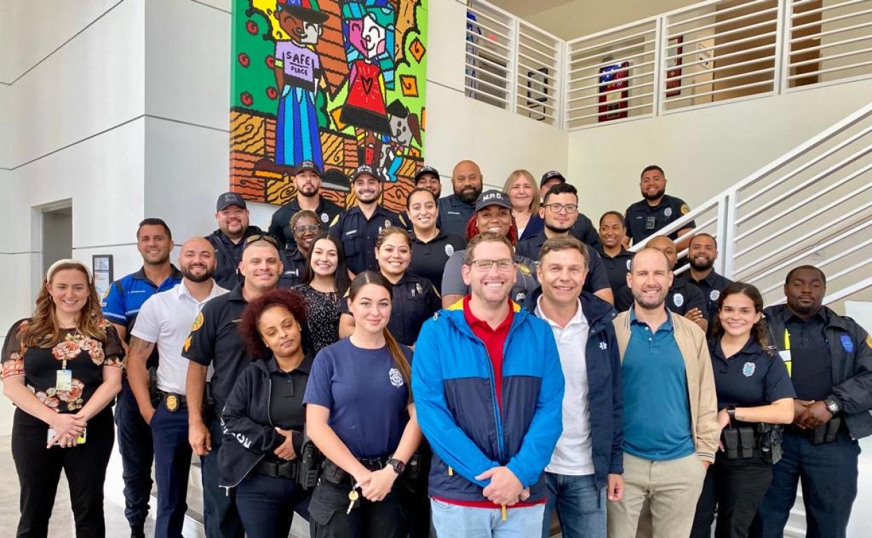 Blanc, González y Codina visitan los cursos de formación en salud mental de la Policía de Miami.