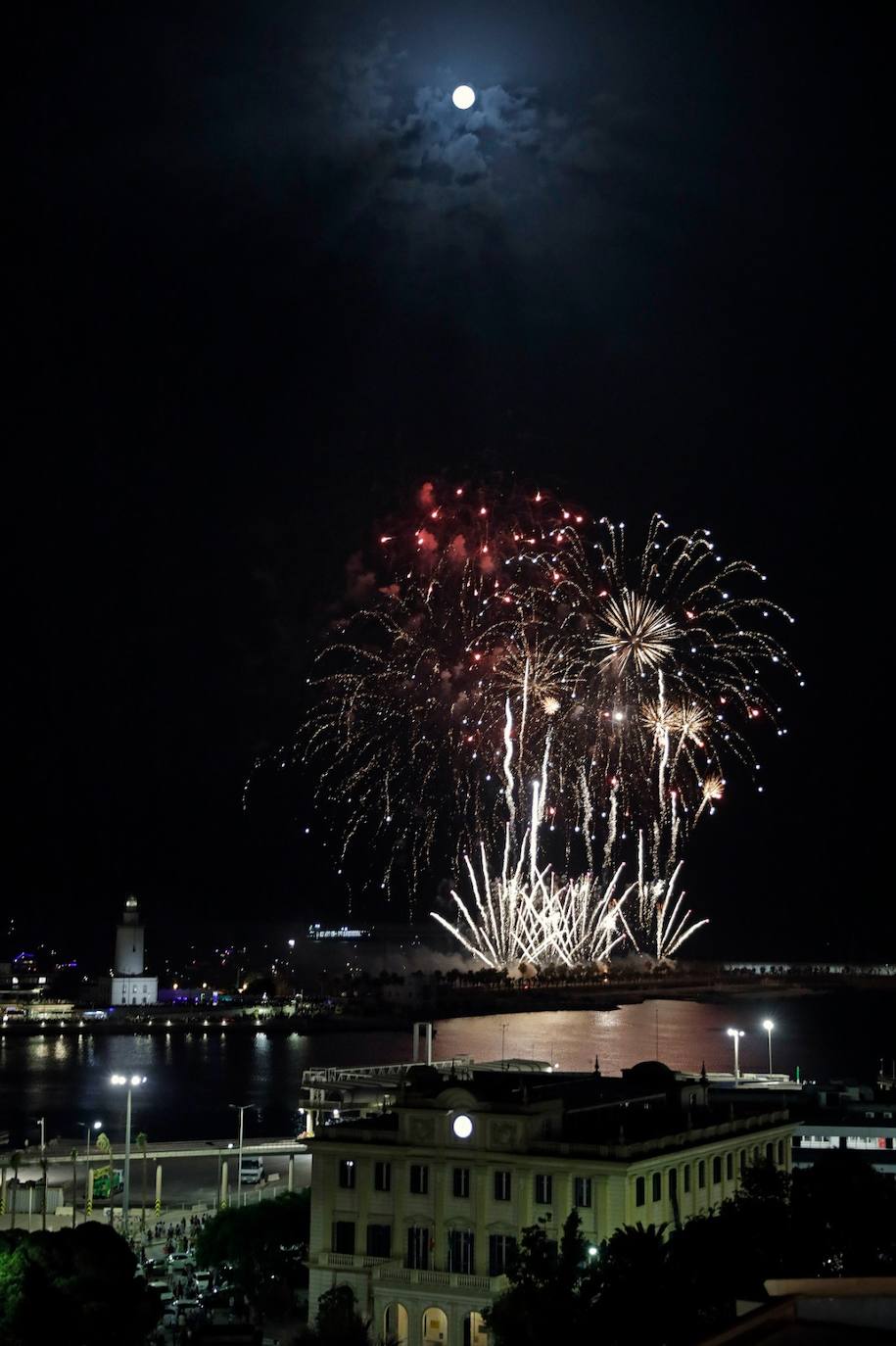 Vista de los fuegos artificiales desde el Hotel Only You de Málaga 