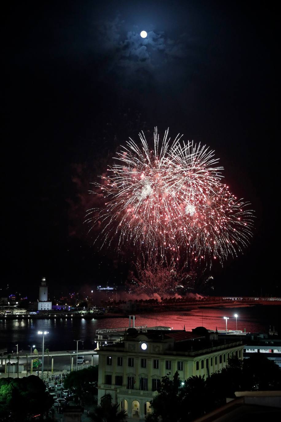 Vista de los fuegos artificiales desde el Hotel Only You de Málaga 