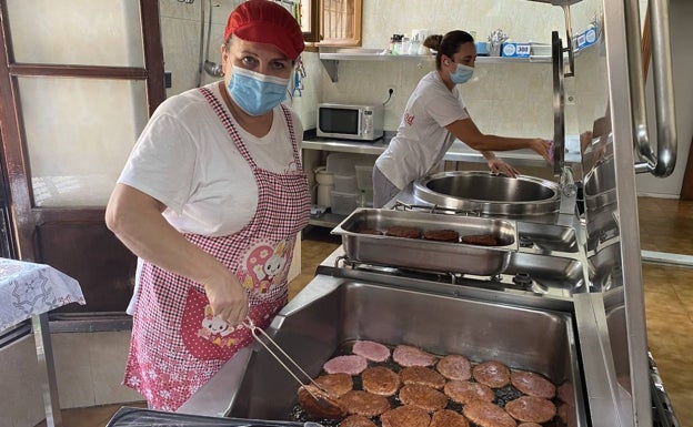 María Luisa y Luisa son las encargadas de la cocina. 