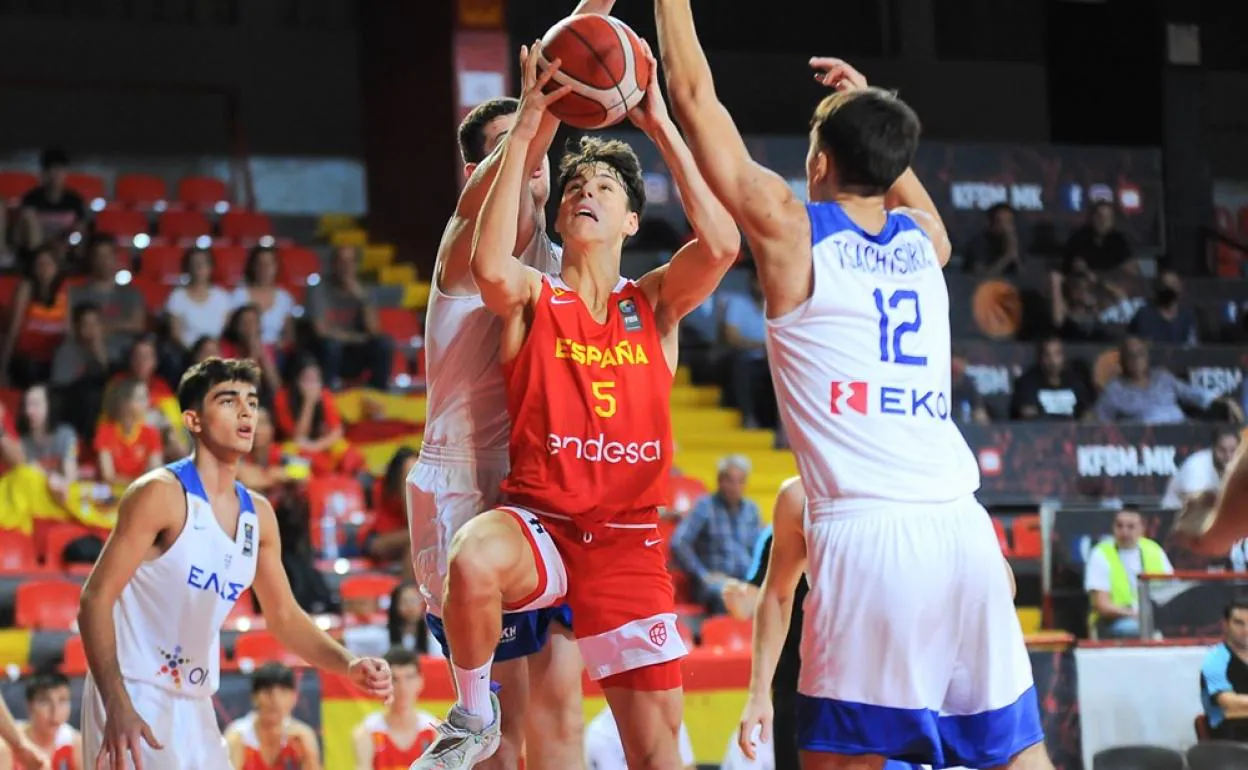 Mario Saint-Supéry, en acción en el duelo ante Grecia en el Europeo sub-16, en Skopje (Macedonia). 