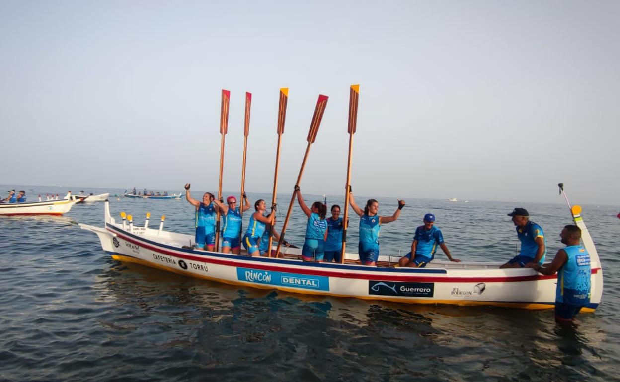 La tripulación femenina de Torre del Mar celebra su victoria. 