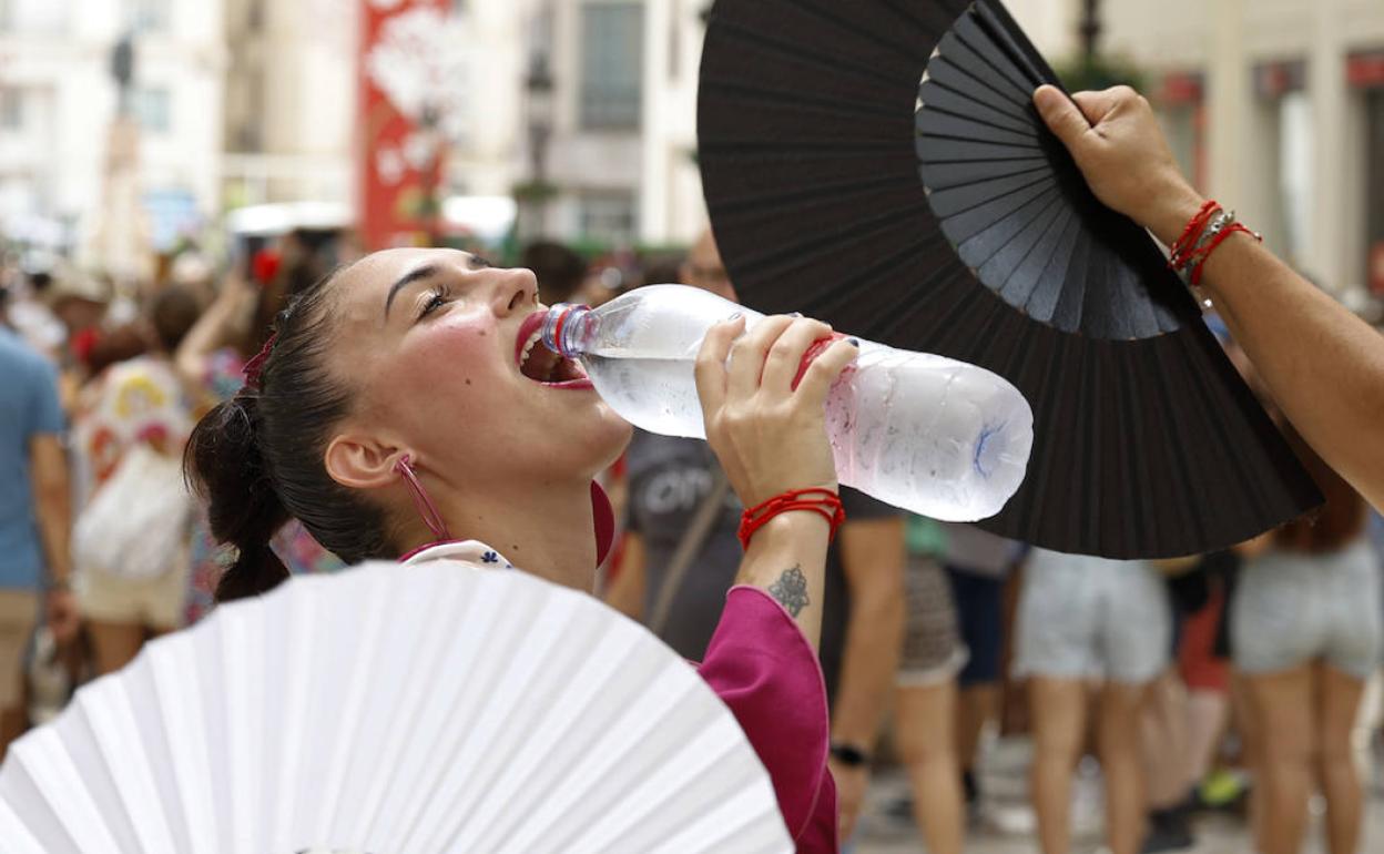 Las altas temperaturas hacían que los feriantes bebiesen agua además del Cartojal. 