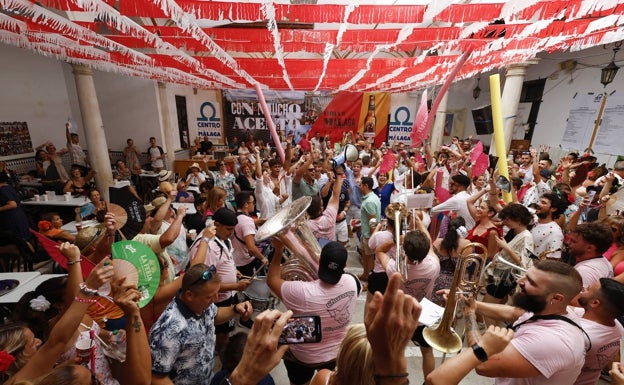 El calor no pudo con las ganas de festejar en la Caseta los Amigos de Pedro. 