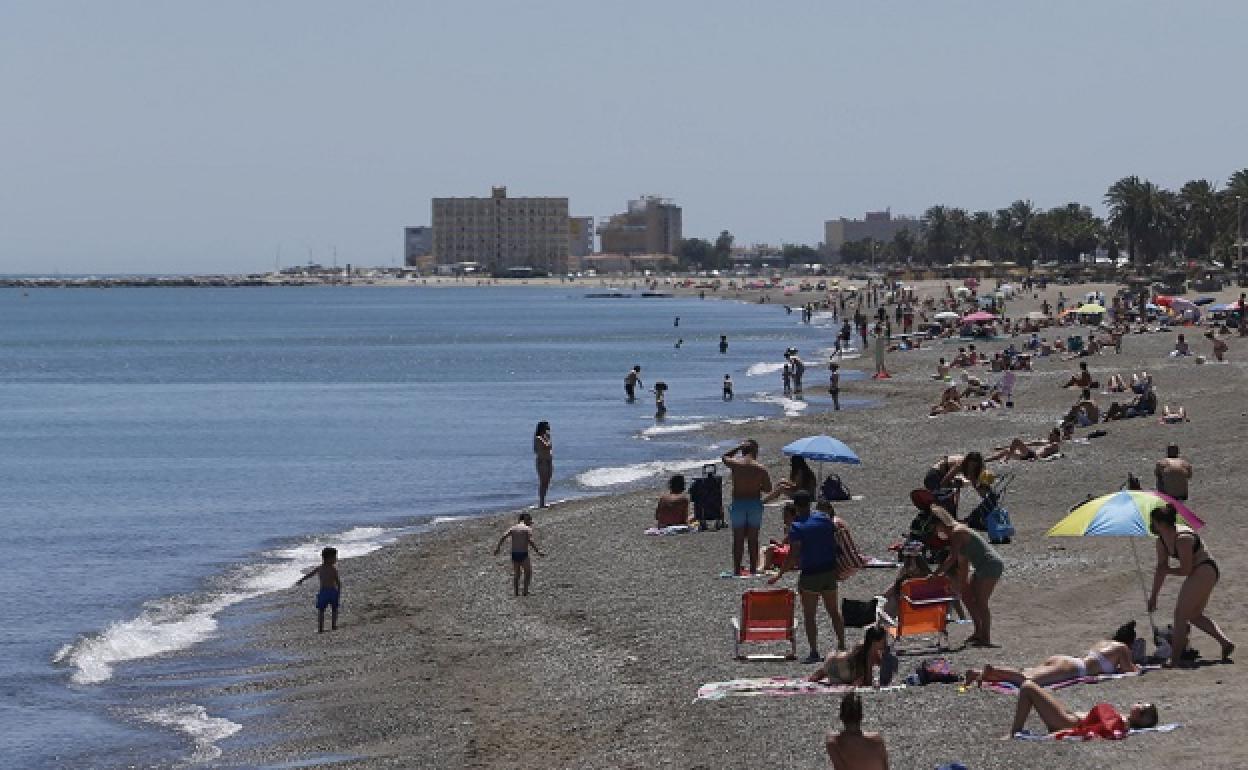 El fuerte poniente desplomará la temperatura del agua del mar en Málaga hasta diez grados