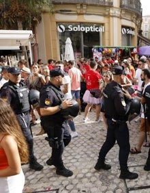 Imagen secundaria 2 - Durante la tarde, los efectivos tuvieron que ayudar a las ambulancias apartando a personas a su paso para que pudieran acudir a las emergencias; también realizaron controles de vehículos y rondas por los puntos de mayor afluencia para prevenir la posible comisión de delitos. 