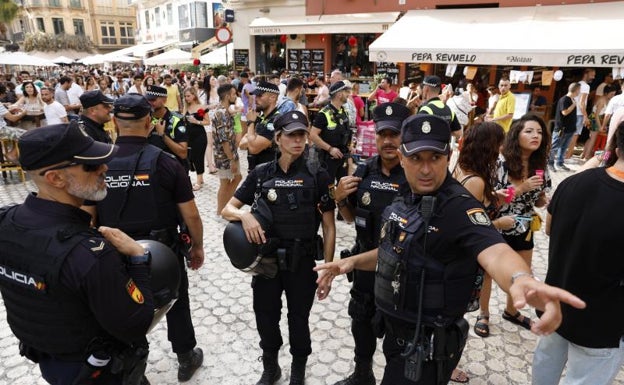 Agentes de la UPR, de la Policía Nacional, se despliegan en puntos estratégicos para controlar el orden público durante la feria del Centro. 