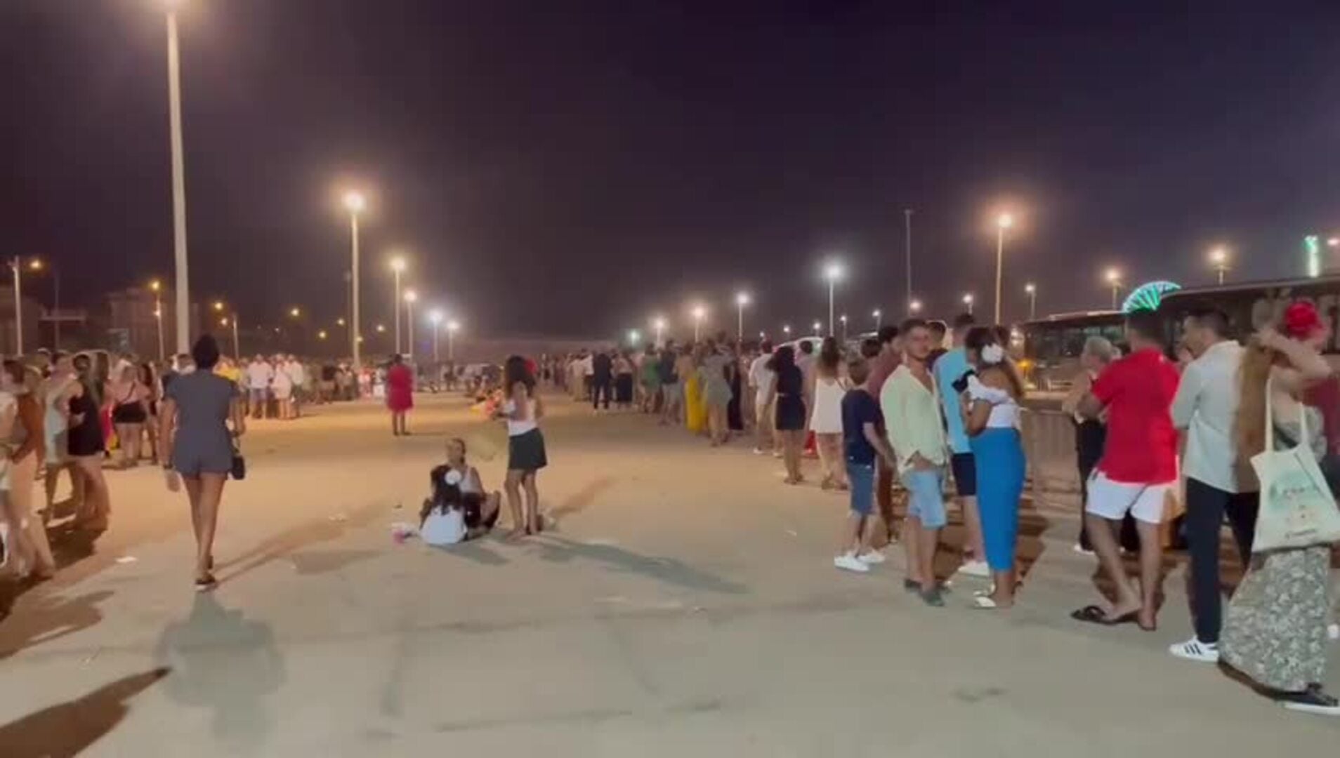 Largas colas para utilizar el transporte público en el Centro y el real de la Feria de Málaga