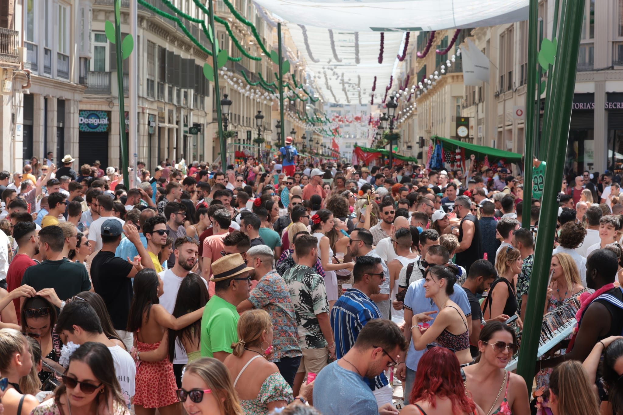 El lunes festivo vuelve a llenar la Feria de Málaga, donde sigue habiendo ganas de desquitarse del parón impuesto por la pandemia años atrás. 