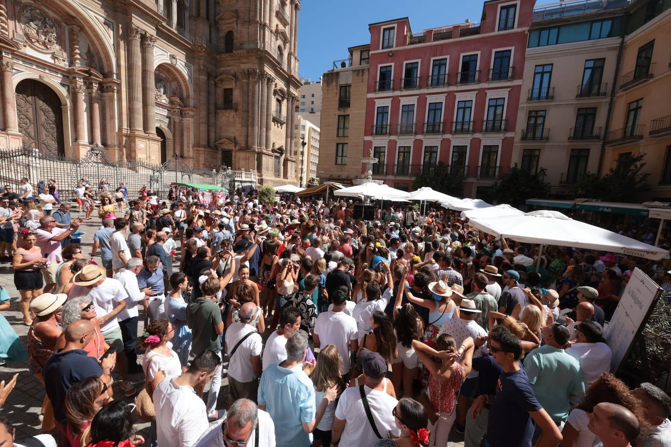 El lunes festivo vuelve a llenar la Feria de Málaga, donde sigue habiendo ganas de desquitarse del parón impuesto por la pandemia años atrás. 