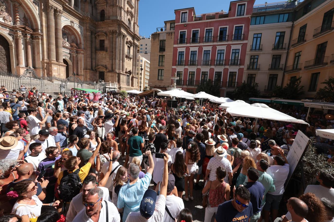 El lunes festivo vuelve a llenar la Feria de Málaga, donde sigue habiendo ganas de desquitarse del parón impuesto por la pandemia años atrás. 