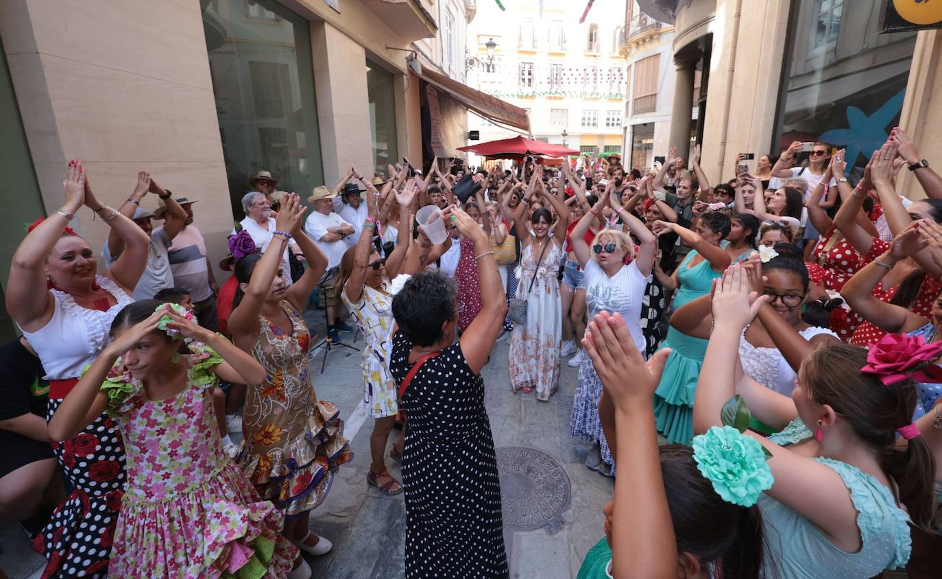 El lunes festivo vuelve a llenar la Feria de Málaga, donde sigue habiendo ganas de desquitarse del parón impuesto por la pandemia años atrás. 