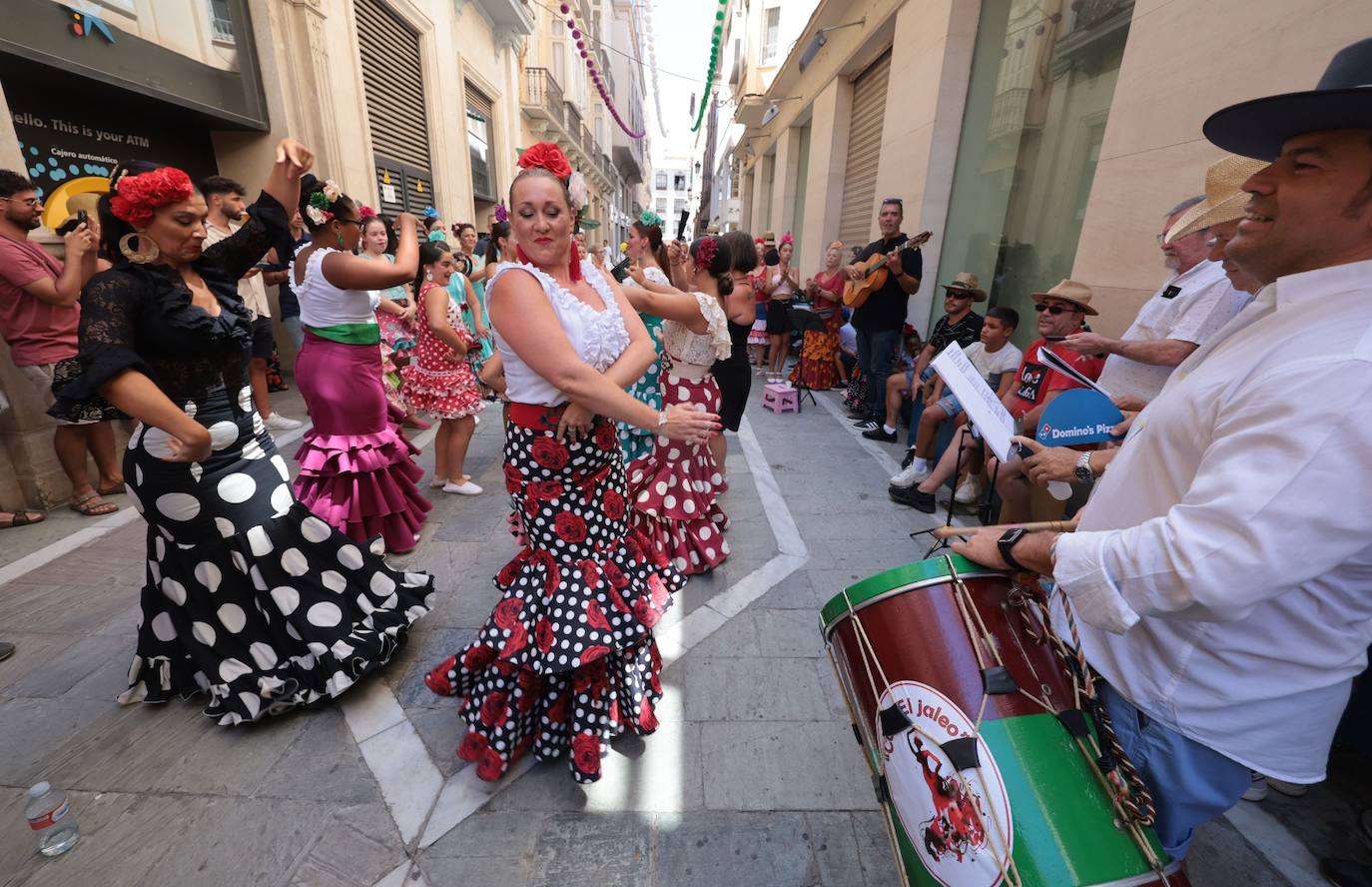 El lunes festivo vuelve a llenar la Feria de Málaga, donde sigue habiendo ganas de desquitarse del parón impuesto por la pandemia años atrás. 