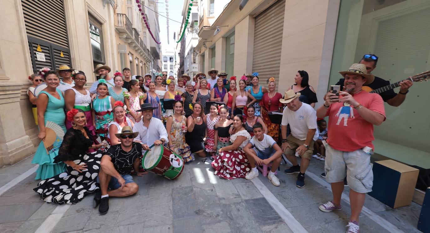 El lunes festivo vuelve a llenar la Feria de Málaga, donde sigue habiendo ganas de desquitarse del parón impuesto por la pandemia años atrás. 