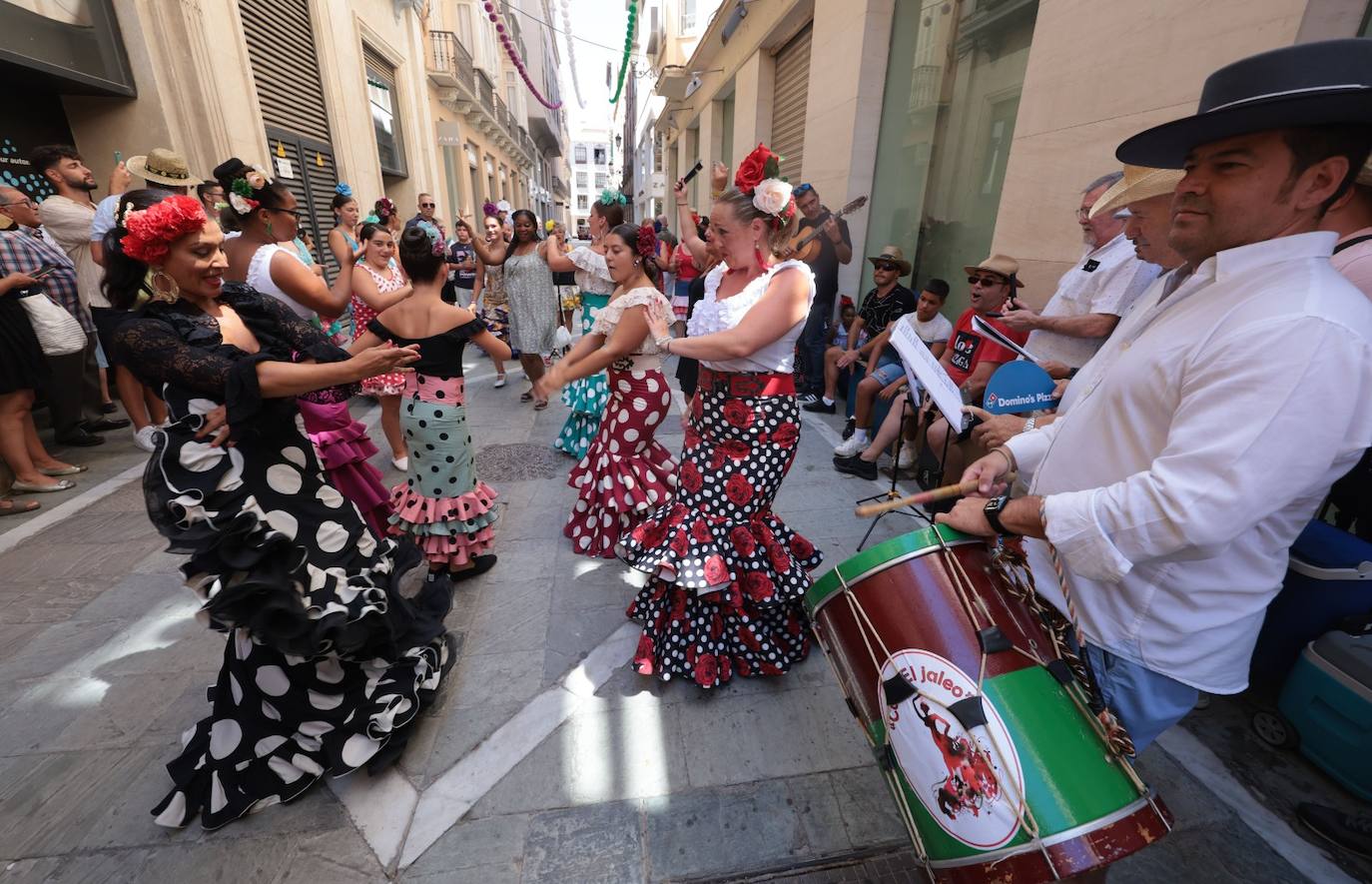 El lunes festivo vuelve a llenar la Feria de Málaga, donde sigue habiendo ganas de desquitarse del parón impuesto por la pandemia años atrás. 